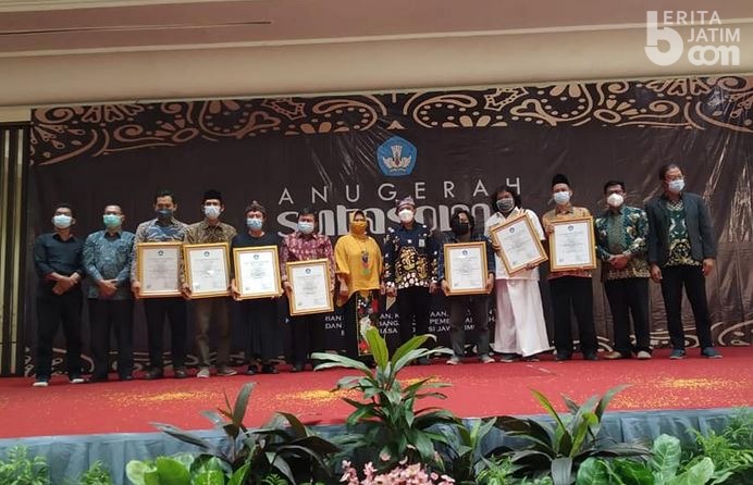 Inilah Penerima Anugerah Sutasoma Balai Bahasa Jatim 2021