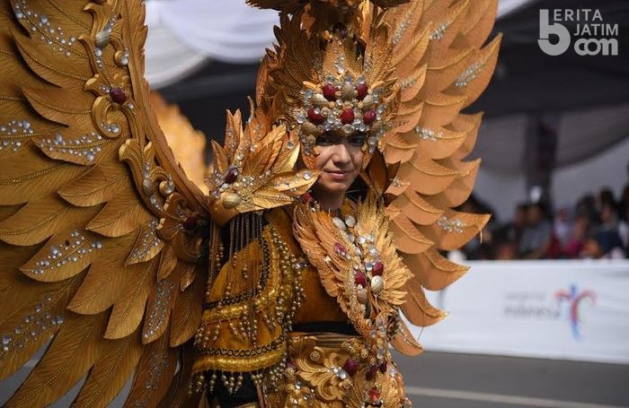 Jember Fashion Carnaval Tahun Ini Sampaikan Pesan Demokrasi Memilih untuk Indonesia