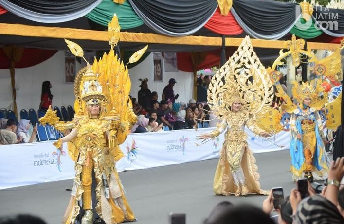 Tribun Penonton Jember Fashion Carnaval Tiru Formula 1