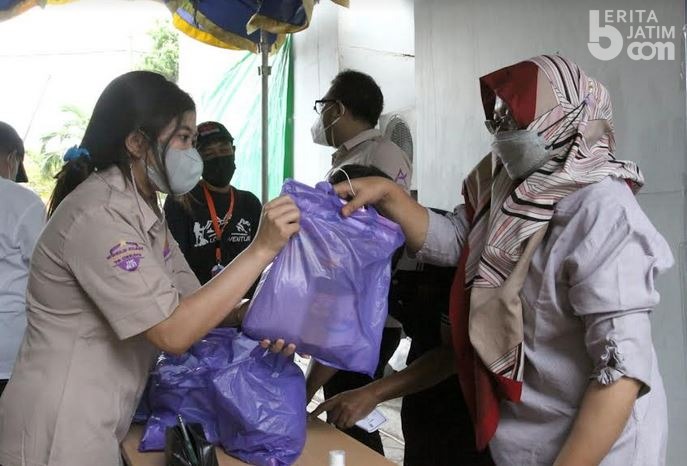 Hotel Berbintang di Surabaya Ini Beri Paket Sembako pada Warga yang Ikut Vaksin