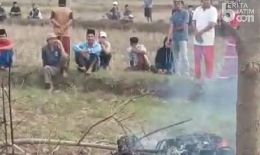 Diduga Maling, Mr X Dibakar Bersama Motornya