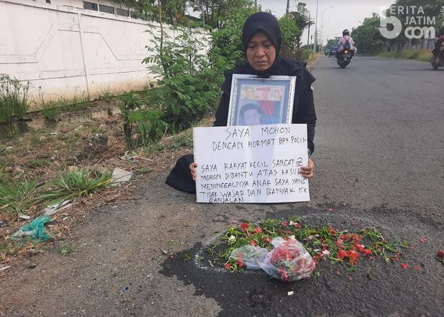 Ibu Ini Tabur Bunga di Jalan Tempat Anaknya Meninggal Tak Wajar