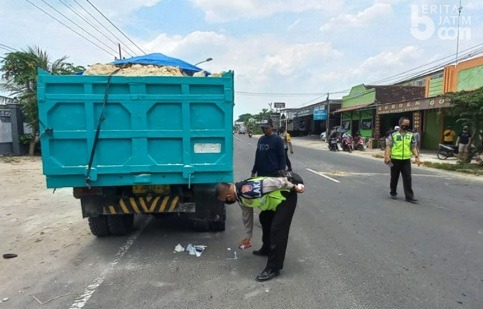 Tabrak ‘Pantat’ Truk, Remaja asal Lamongan Luka Parah