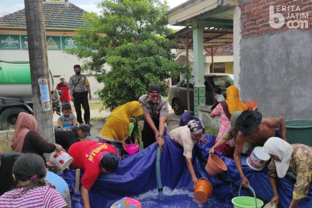 Optimalkan Peran Bhabinkamtibmas Polres Lamongan, Bripka A Shandy Gelontorkan Puluhan Ribu Liter Air Bersih