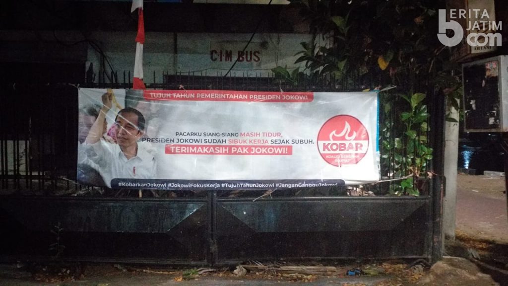 Kobar Jatim Pasang Spanduk Dukungan untuk Presiden Jokowi