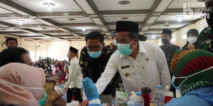 Petugas Vaksinasi di Pasuruan Jemput Bola untuk Lansia dan Ibu Hamil