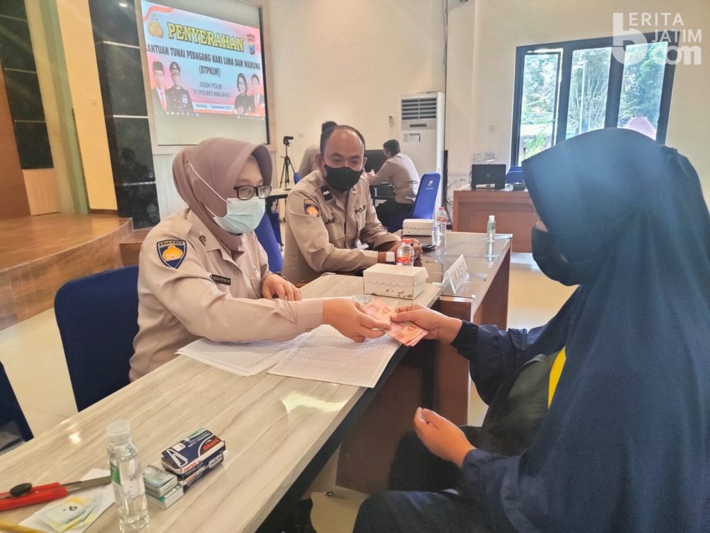 Pedagang Kecil Terdampak Pandemi Covid-19 di Malang Terima Bantuan Uang Tunai