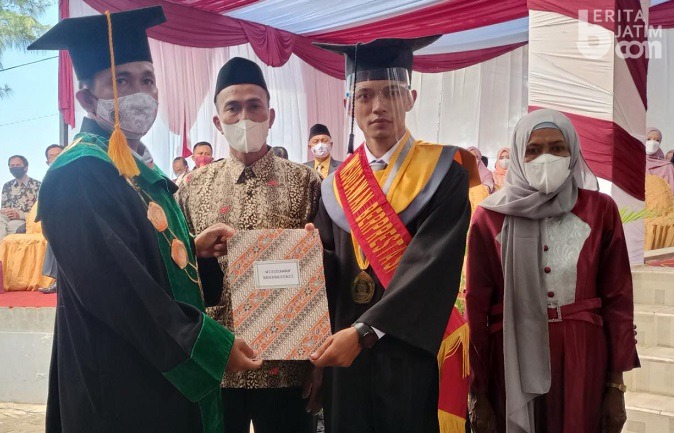 Mahasiswa Sumenep Dinobatkan Sebagai Wisudawan Berprestasi