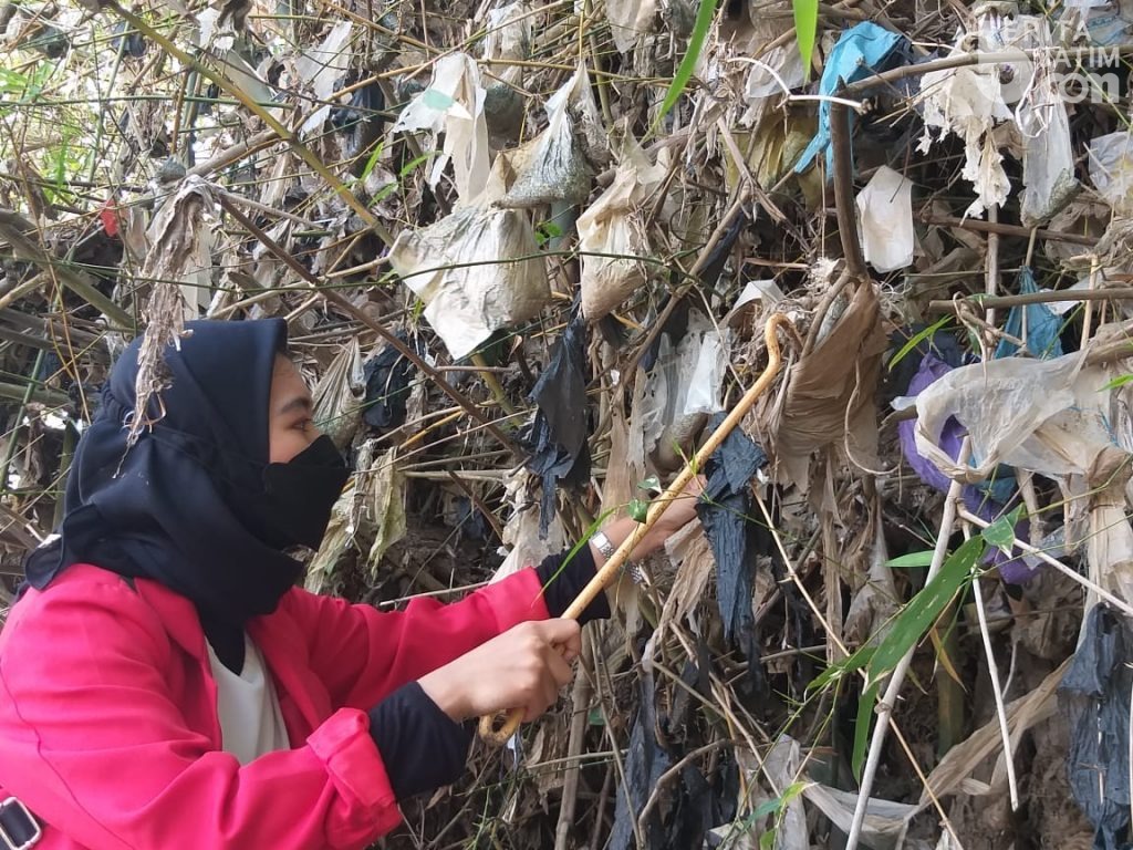 Ingatkan Bahaya Mikroplastik, Relawan Bersihkan Plastik di Sungai Bengawan Solo