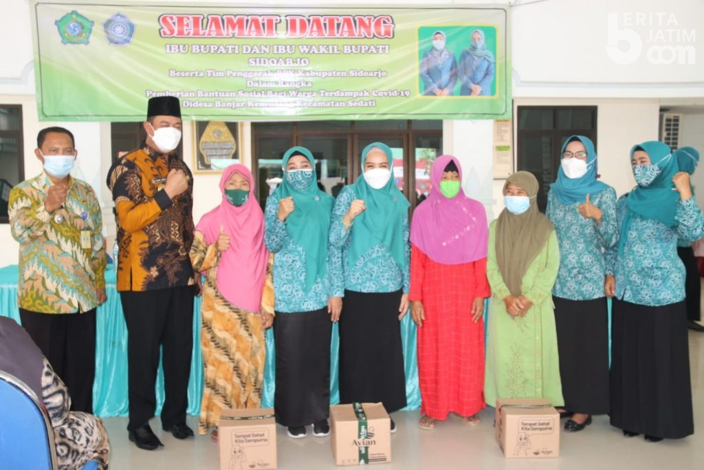Sambang Desa, Ning Sasha Salurkan Bantuan Sembako