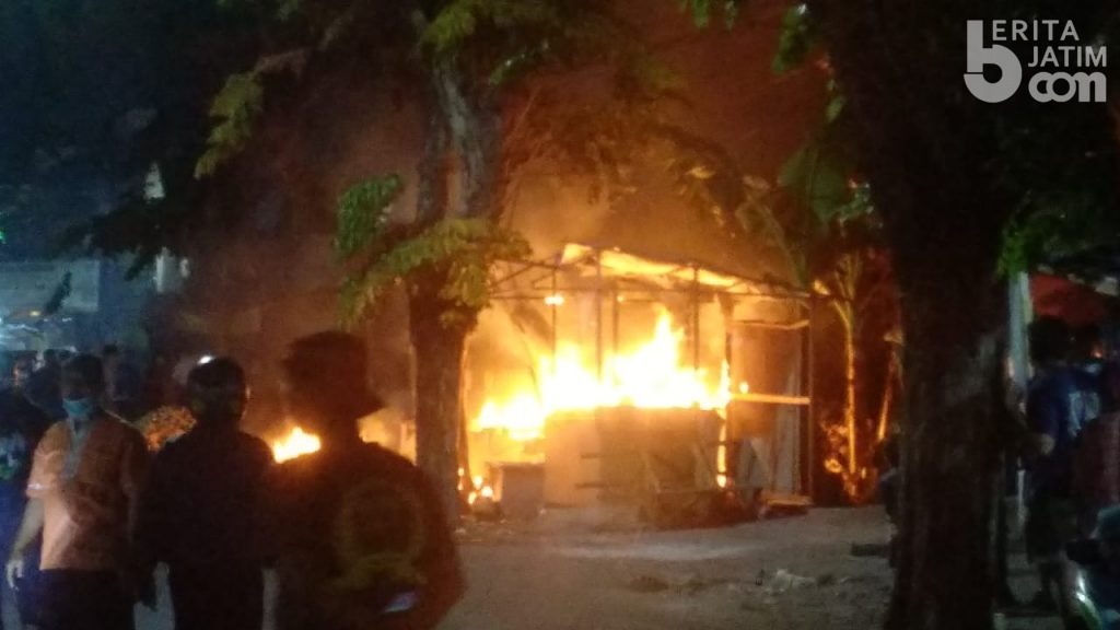 Isi Bensin Sambil Merokok, Sepeda Motor Warga Surabaya Terbakar