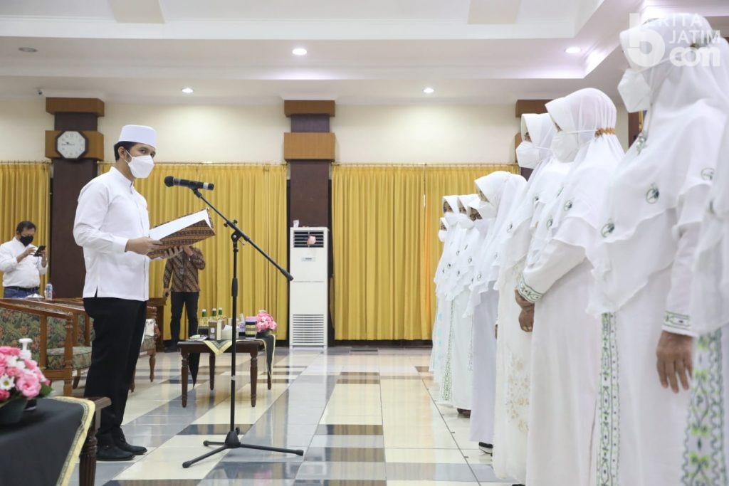 Lantik PW Majelis Ta’lim Perempuan IPHI Jatim, Wagub Emil: Wadah Muslimah Sholehah