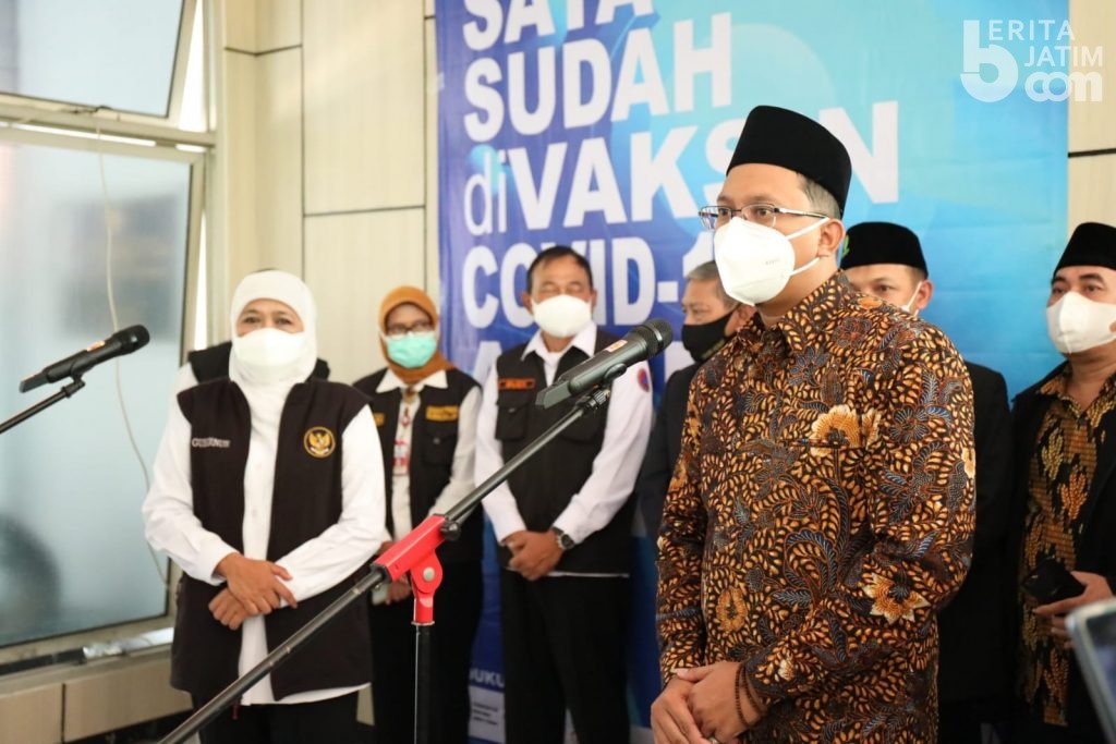 Khofifah Tinjau Vaksinasi Covid-19 IKA Unair di Sidoarjo