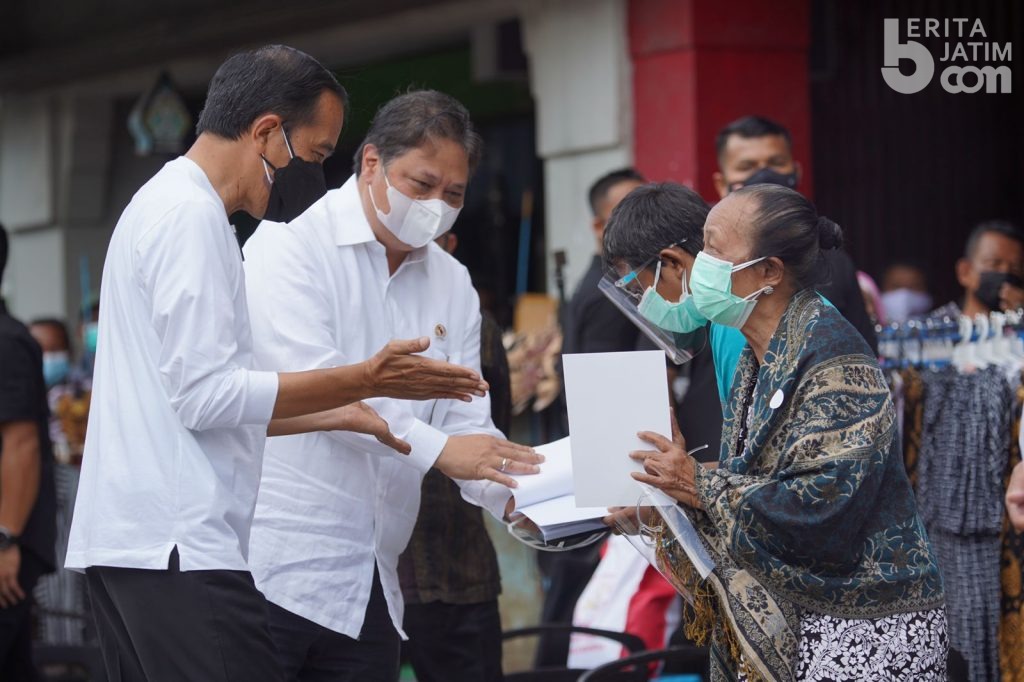 Presiden Jokowi dan Menko Airlangga Resmikan Bantuan Tunai Warung dan PKL
