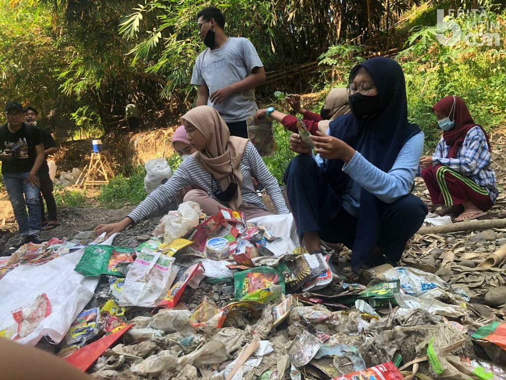 Sampah Plastik Dominasi Kali Bulusari