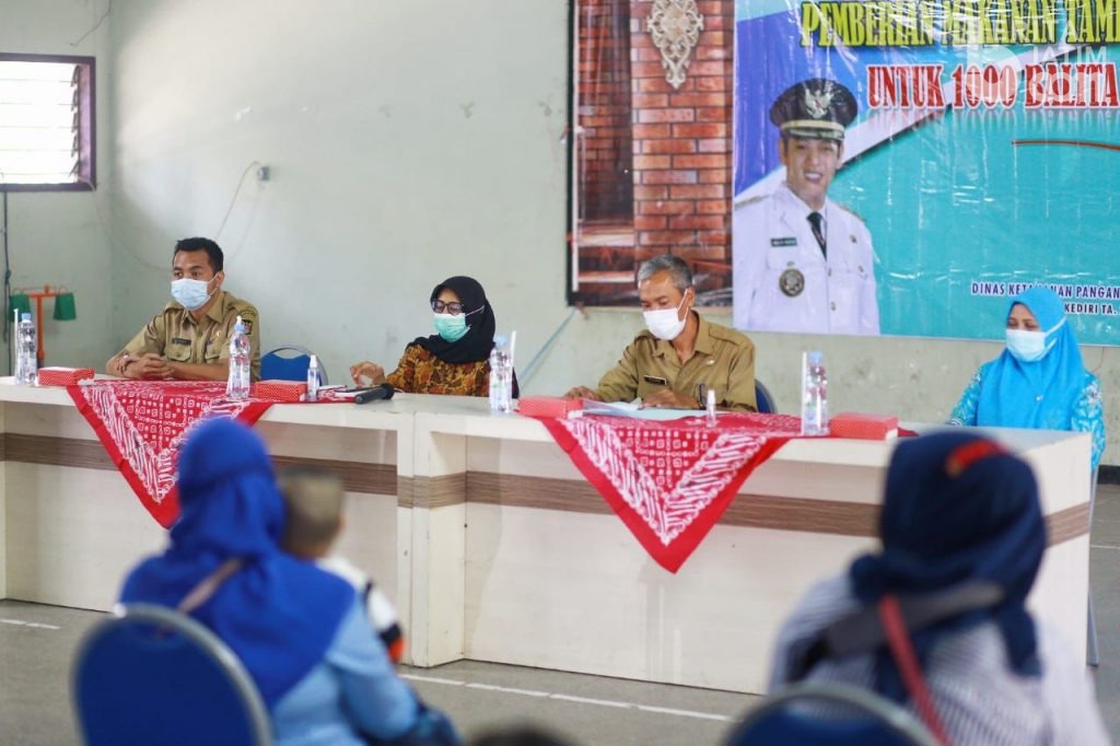 Tingkatkan Konsumsi Ikan di Kota Kediri, Bunda Fey Serahkan Makanan Tambahan Berbahan Ikan Untuk Balita