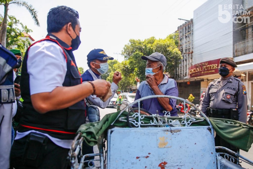 Petugas Gabungan di Jombang Bagikan Masker dan Nasi Bungkus