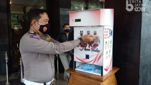 Lawan Covid-19 UB dan Polresta Malang Kota Luncurkan Dispenser Masker