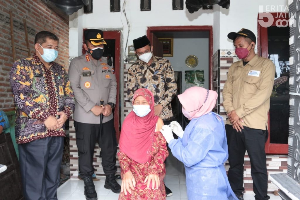 Jemput Bola, Pemkab Sidoarjo Gelar Vaksinasi ke Rumah Para Lansia