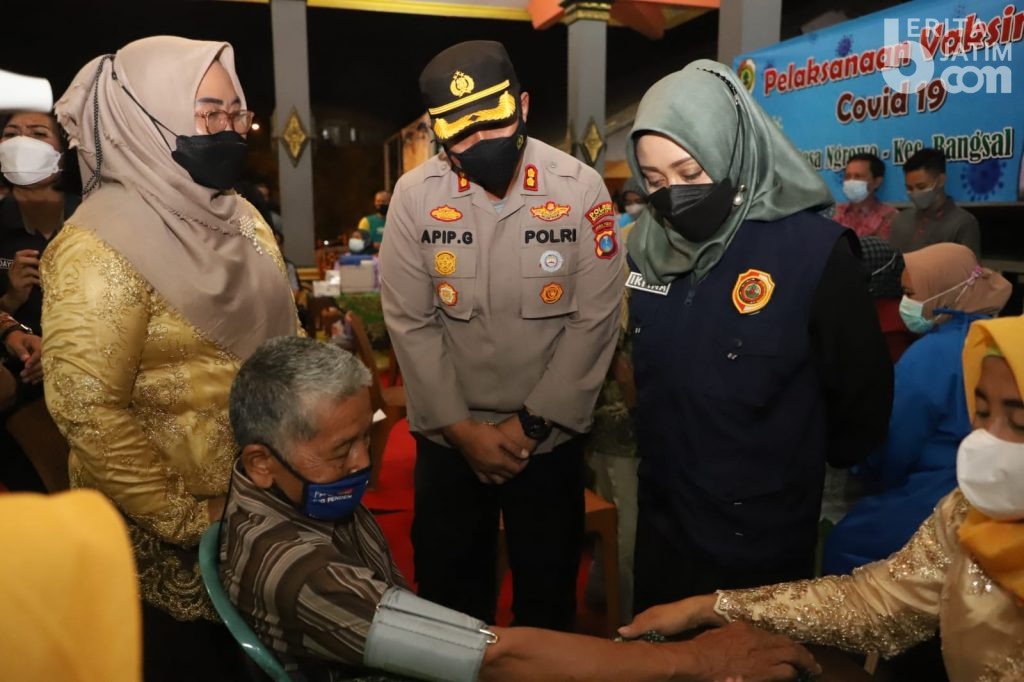 Kapolres Mojokerto Gelar Vaksin Malam Hari