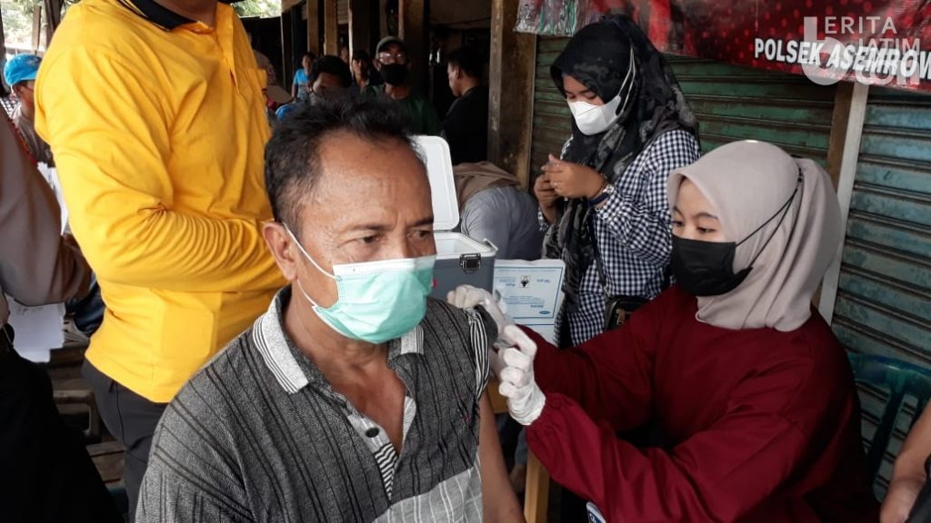 Vaksinasi Covid, Polsek Asemrowo Sasar Pedagang dan Pengunjung Pasar Loak