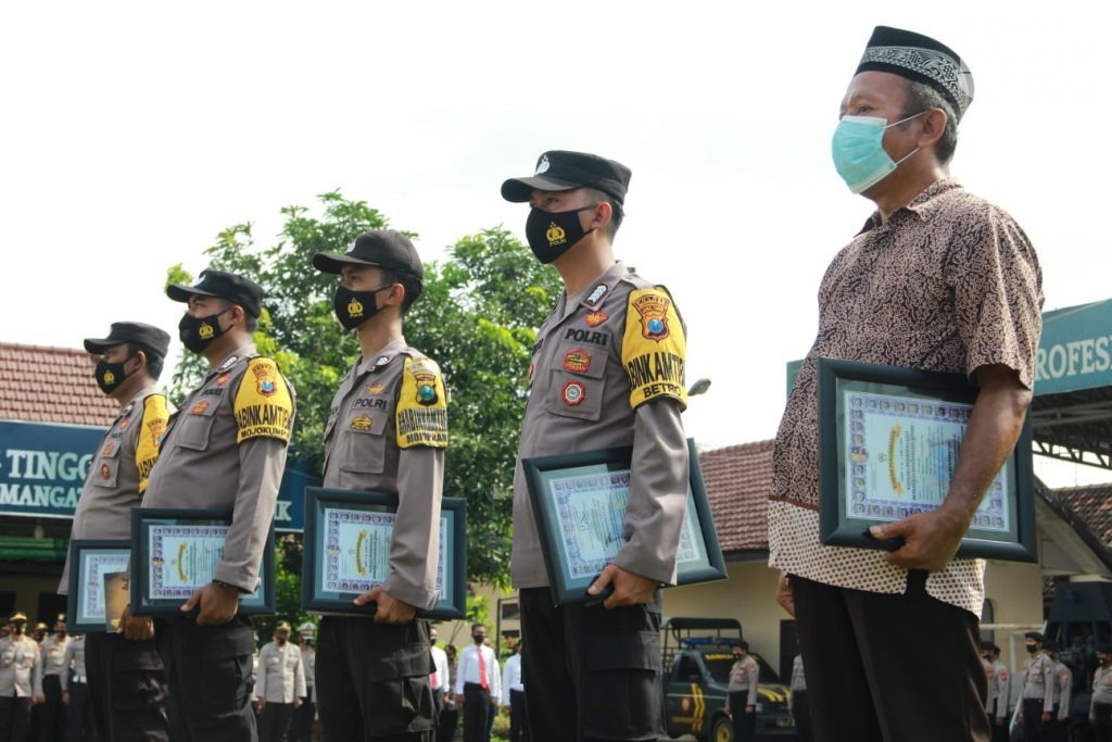 4 Bhabinkamtibmas dan Tokoh Masyarakat Mojokerto Terima Reward