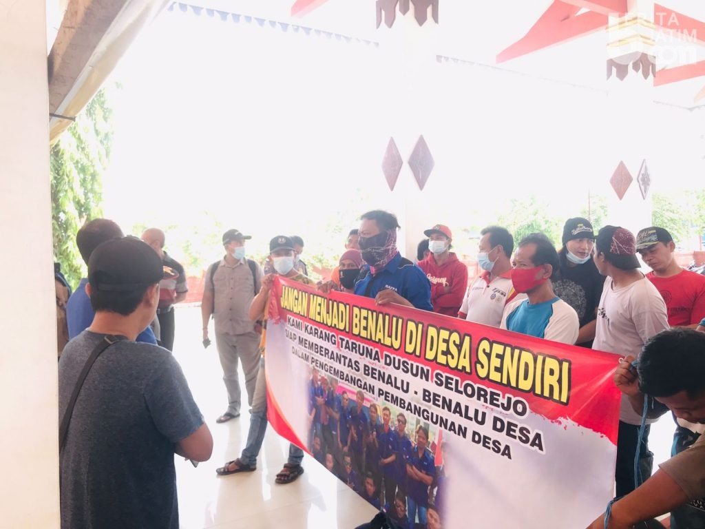 Tak Puas Kinerja BPD, Warga Desa Sadar Tengah Mojokerto Gelar Aksi