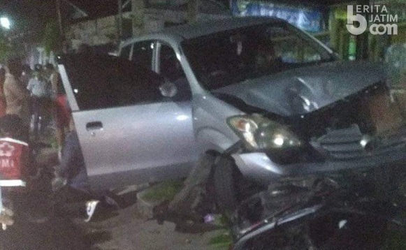 Diduga Rem Blong, Xenia Tabrak 2 Orang di Kios Tambal Ban