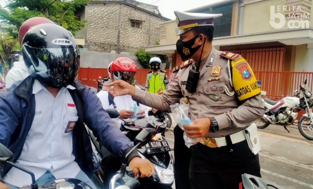 Awas, Merokok Saat Berkendara Bakal Ditindak