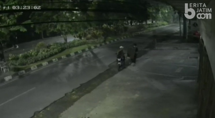 Pencuri Besi Penutup Got di Tenggilis Surabaya Terekam CCTV