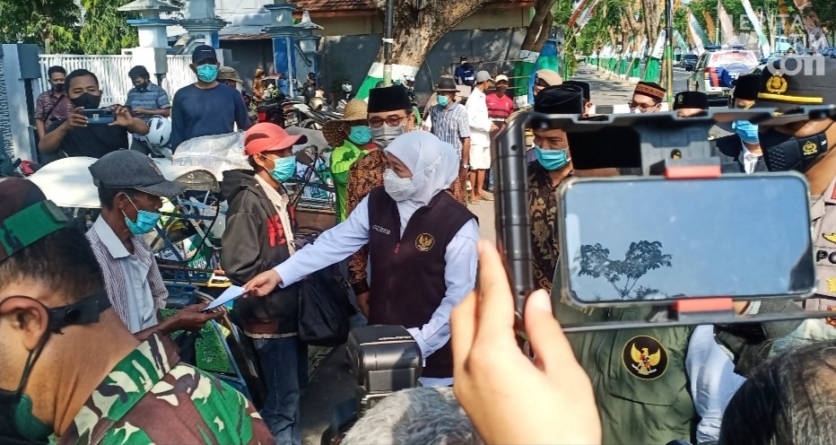 Gubernur Jatim Bagikan Bansos Bagi Abang Becak di Pamekasan
