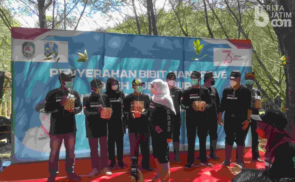 Khofifah Nandur Mangrove, Jaga Ekosistem Hutan dan Tingkatkan Ekonomi Warga