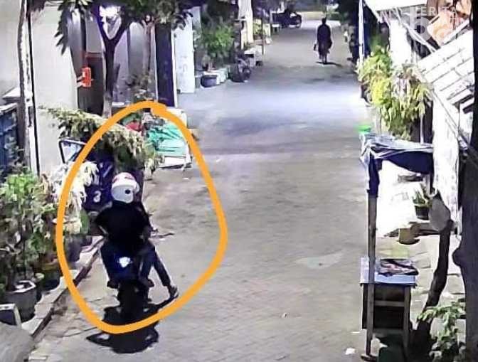 Terekam CCTV, Maling Motor Obok – Obok Jalan Gundih Surabaya