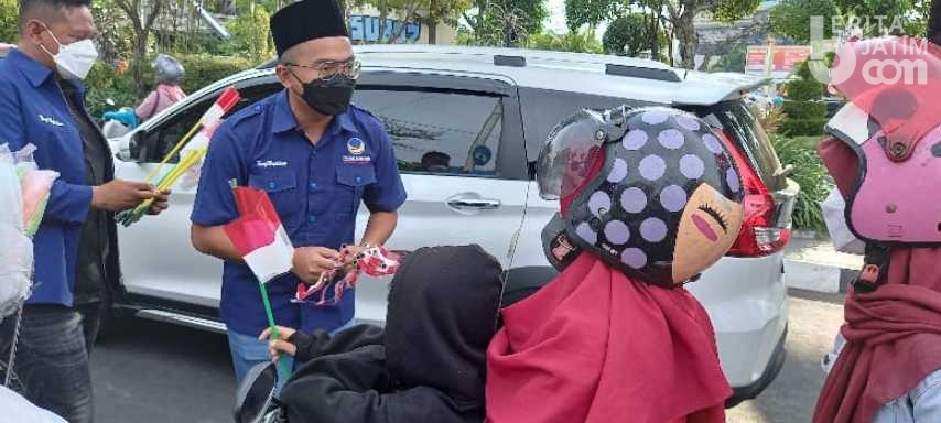 Hari Santri, Nasdem Jatim dan Surabaya Bagikan Bendera Merah Putih
