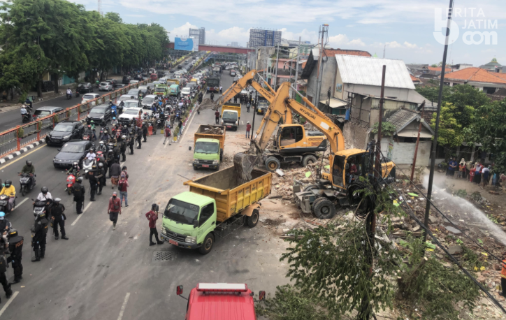 Pelebaran Jalan, Satpol PP Eksekusi 16 Bangunan di Wonokromo