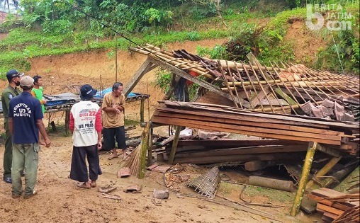 Rumah di Ponorogo Roboh Tertimpa Pohon, 1 Orang Jadi Korban