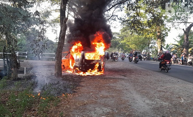 Dua Mobil Terbakar di Jalan Raya Ngawi-Maospati, Satu Orang Terluka