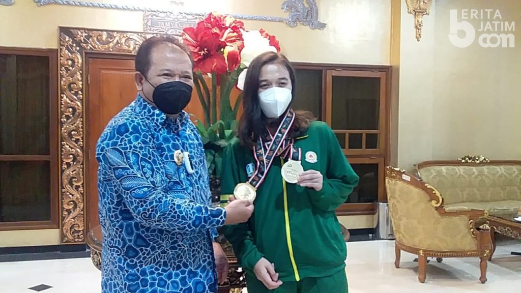 Peraih Emas Bulutangkis PON Terima Bonus Rp 50 Juta dari Bupati Jember Hendy
