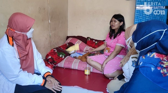 Pimpinan DPRD Surabaya Kunjungi Anak Gizi Buruk dan Putus Sekolah