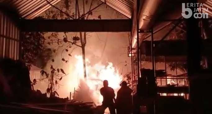 Dua Gudang Pengolahan Limbah Kayu Jati di Ngawi Terbakar