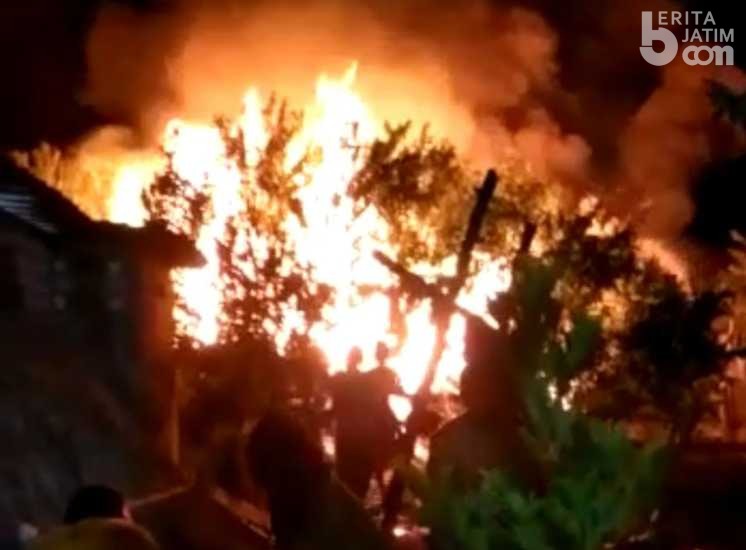 Pemilik Tertidur, Dua Rumah di Plumpang Tuban Terbakar
