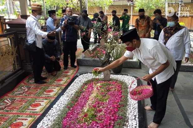 Kunjungi Jombang, Mendikbud Nadiem Makarim Tabur Bunga di Makam Pendiri NU