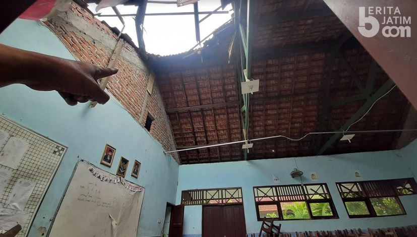 Bangunan Kelas SMP Negeri 27 Gresik Tiba-tiba Ambruk