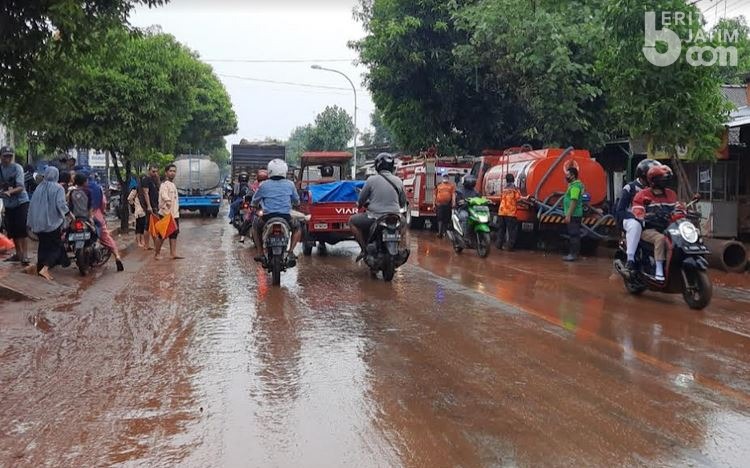 Jalan Deandles Tuban Penuh Lumpur, Licin, dan Pengendara pun Terjatuh