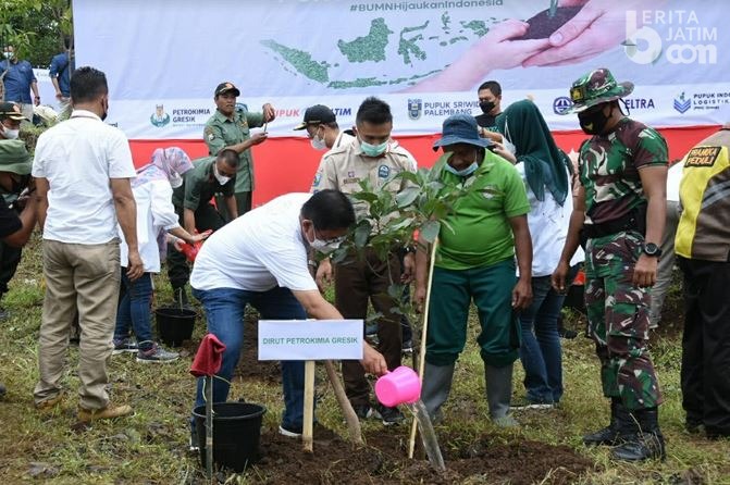 Petrokimia Gresik Tanam 12.300 Pohon di Bekas Lahan Longsor