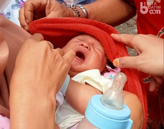 Bayi Mungil Tergeletak Depan Rumah Warga Balongbendo