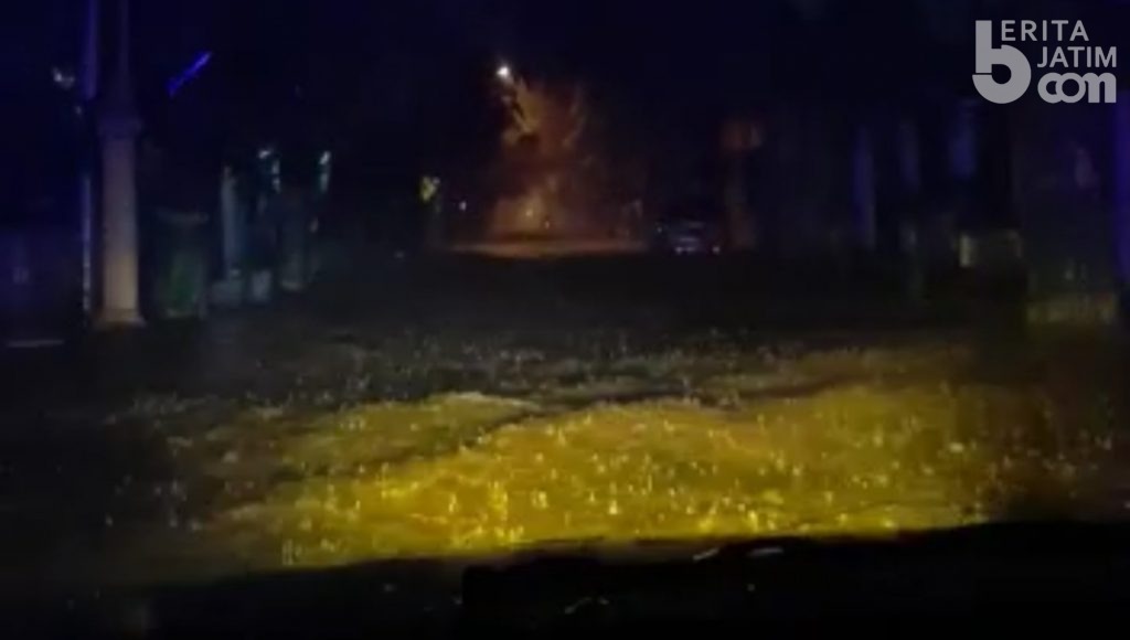 Diguyur Hujan Deras, Jalan di Kota Tuban Mirip Sungai