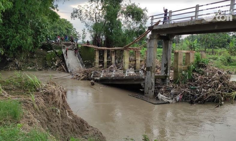 Jembatan di Lamongan Ini Ambruk dan Hanyut
