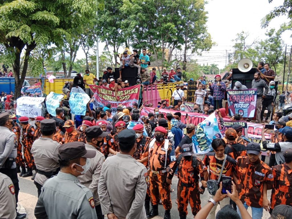 Vaksin Dosis Kedua Jadi Syarat Calon Kades, Warga Demo Kantor Bupati Probolinggo