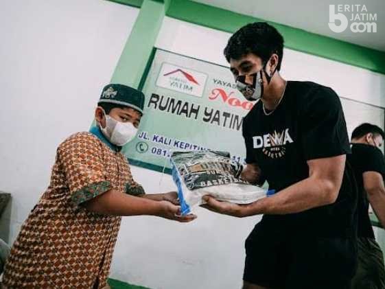 Ringankan Beban Warga Surabaya Terdampak Covid-19, Tim Basket Dewa United Berbagi Sembako